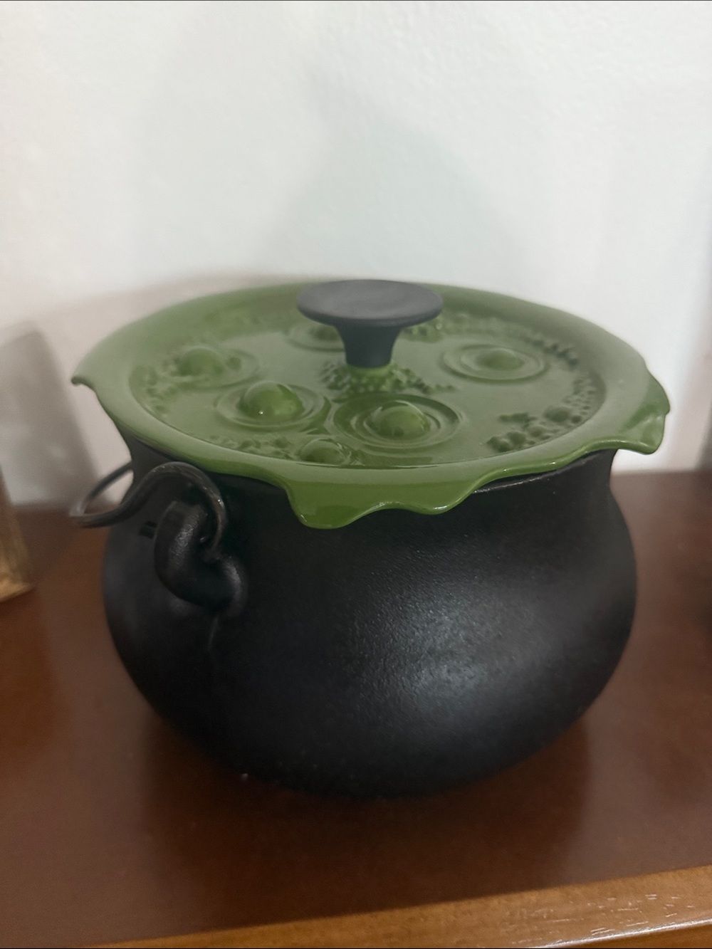 Smith & Clark Cast iron cauldron pot with green witch's brew Halloween lid - Picture 1 of 5
